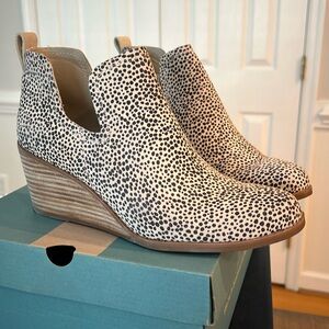 Tom’s Callie Wedge Booties